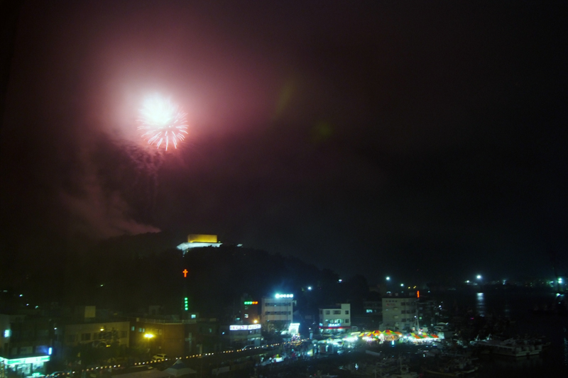 숙소 창 밖으로 바라본 불꽃 놀이..