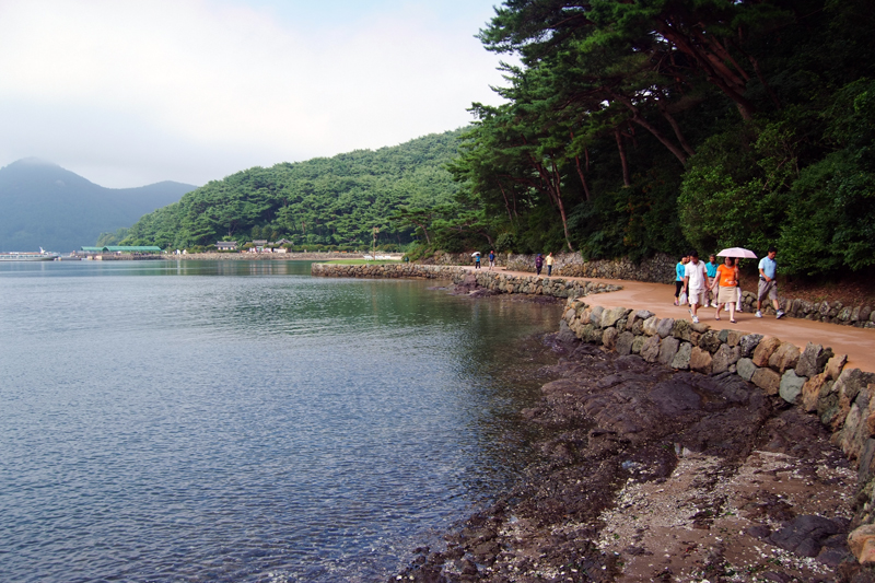 한산섬에 도착하여 제승당까지는 이렇게 예쁜 산책로를 따라 10여분을 걸어야했습니다.